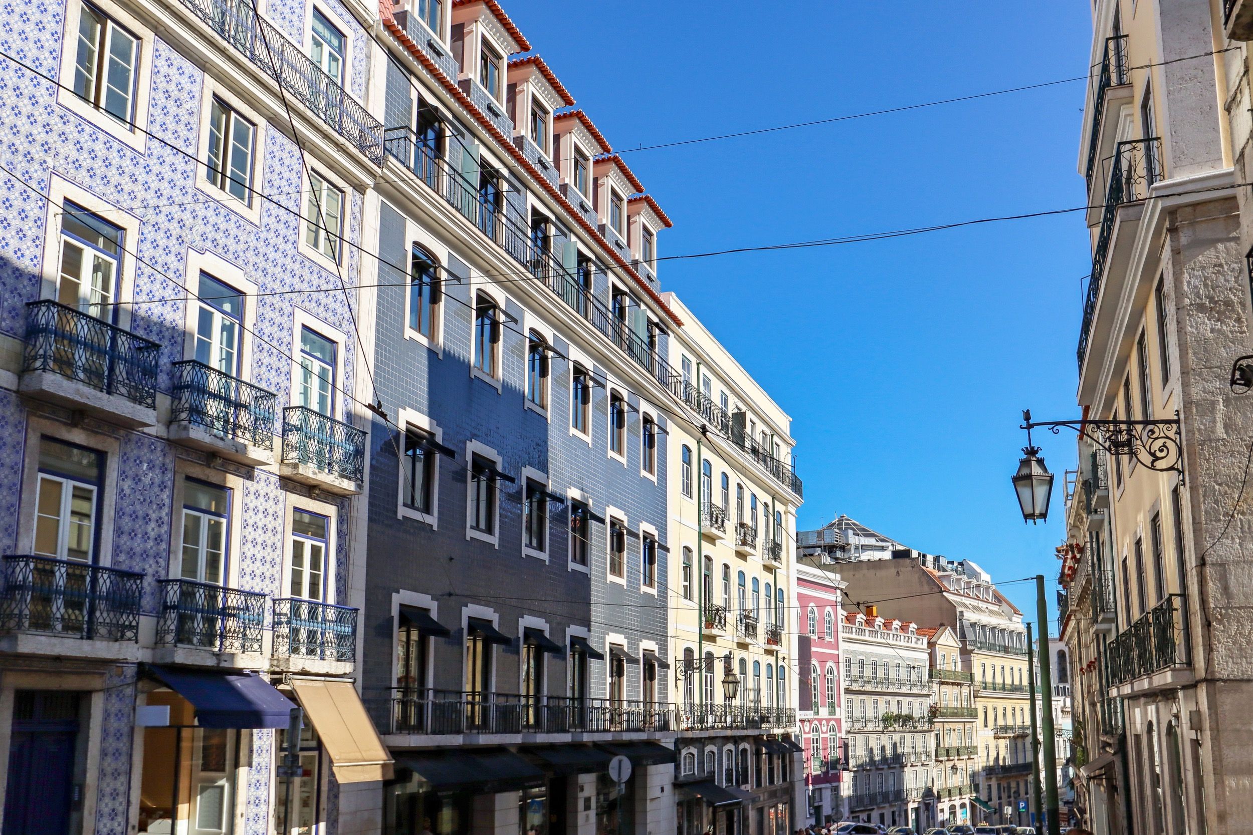 Traditionelle Fassaden im Bairro-Alto-Viertel mit blauen portugiesischen Azulejos-Kacheln und charakteristischer historischer Architektur.