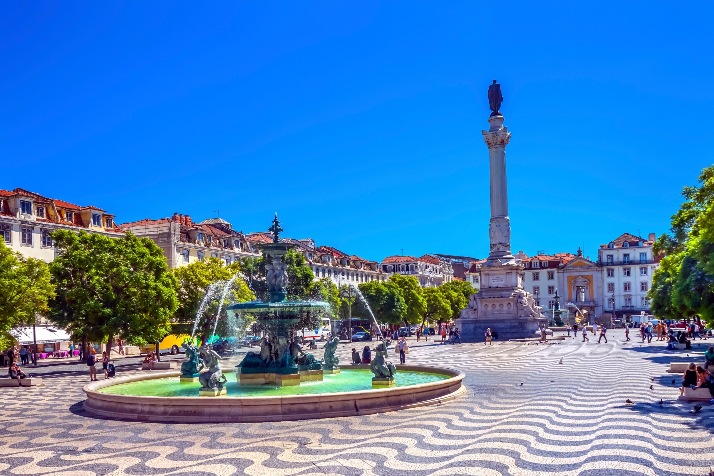 Säule des Königs Pedro IV mit Brunnen auf dem zentralen Rossio-Platz, einem Treffpunkt in Lissabons Altstadt.