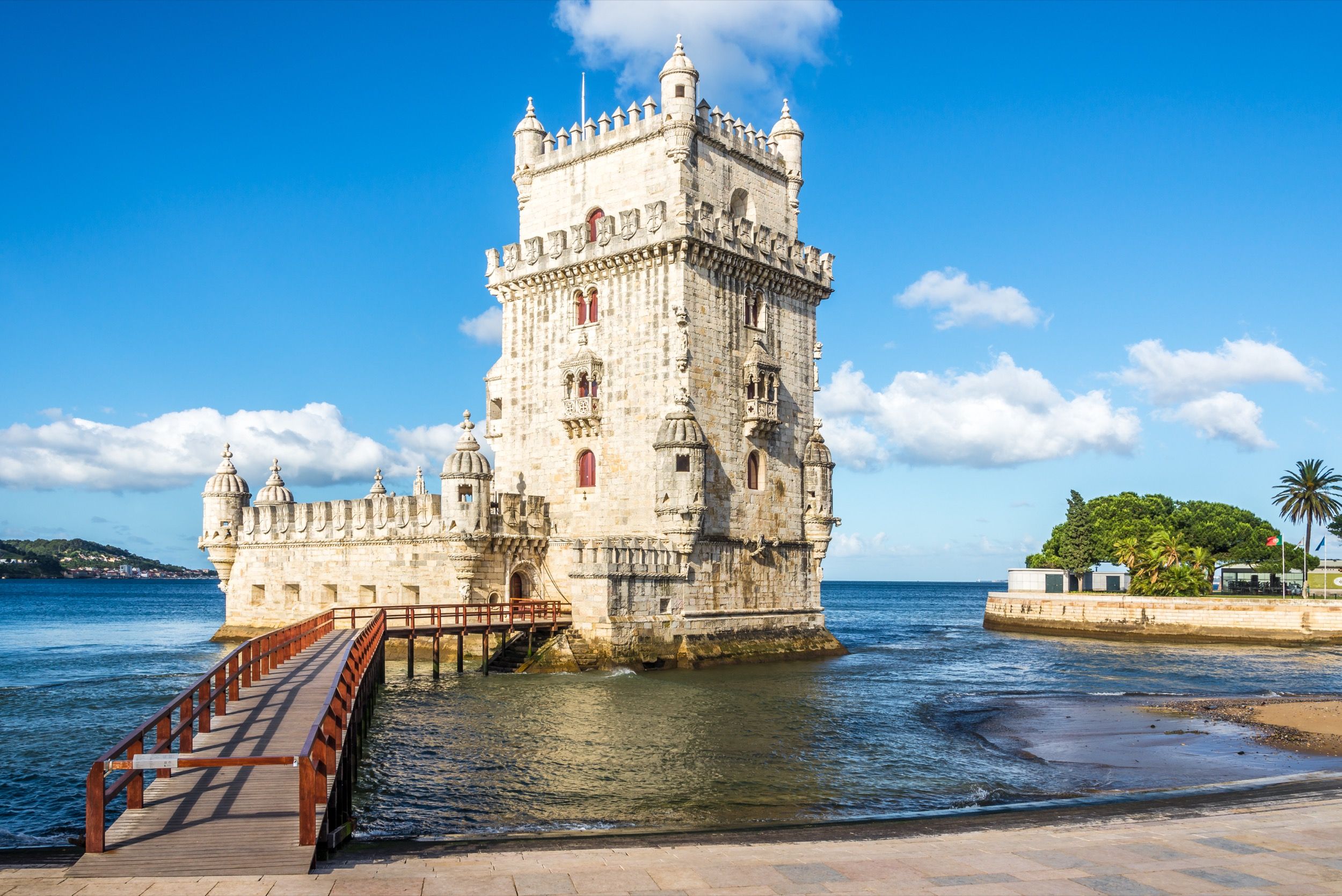 Torre de Belém am Ufer des Tejo, eines der bekanntesten Wahrzeichen Lissabons.