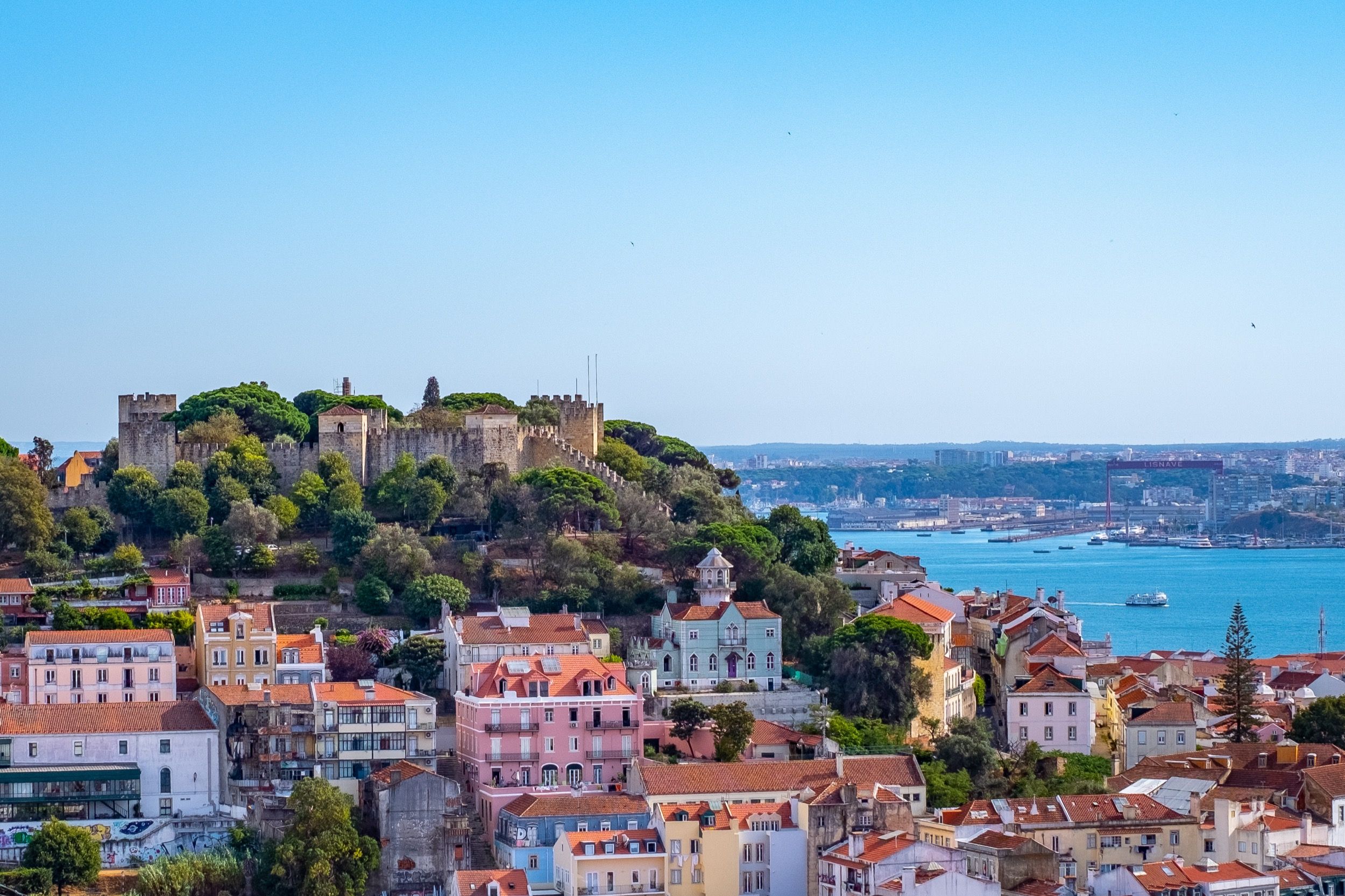 Panorama-Ausblick auf die Burg Castelo de São Jorge und die Tejo-Bucht mit dem Tejo-Fluss im Hintergrund.