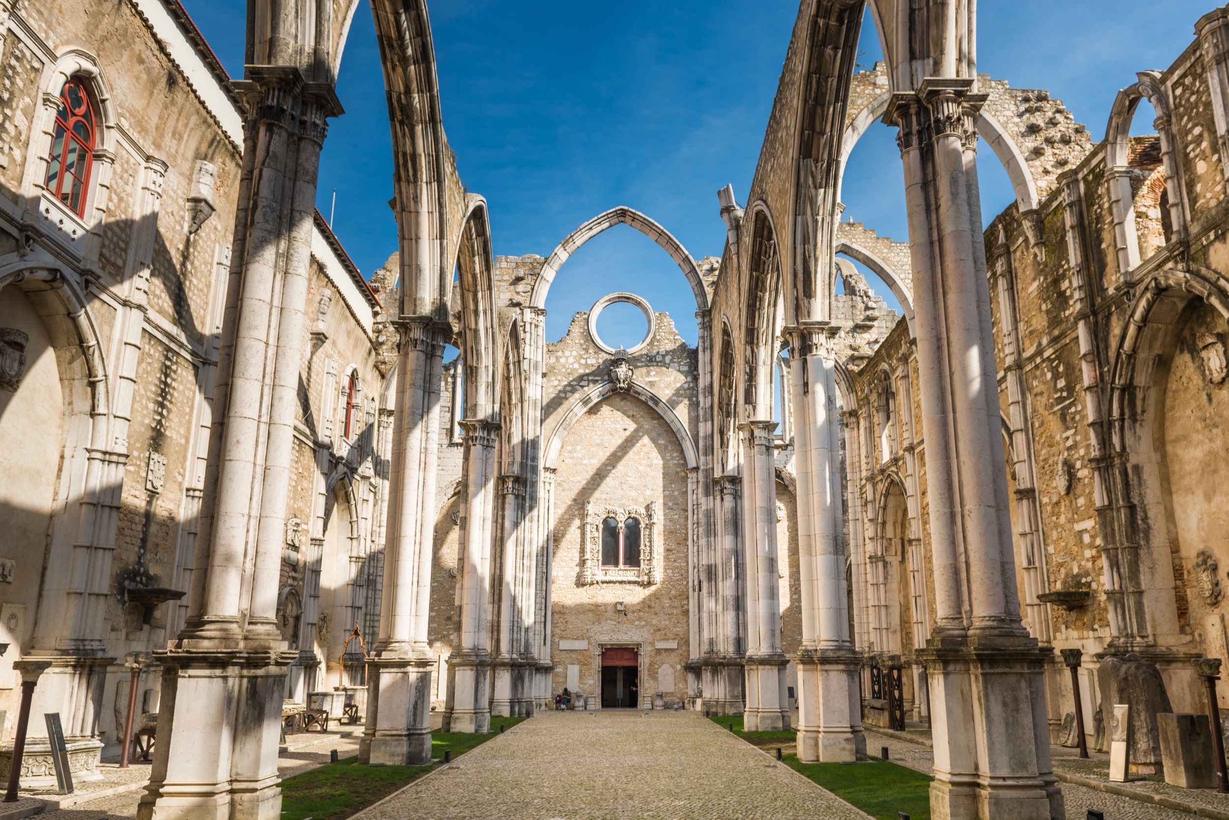 Ruinen der Igreja do Carmo mit charakteristischen gotischen Bögen in Chiado, zerstört im Erdbeben von 1755.