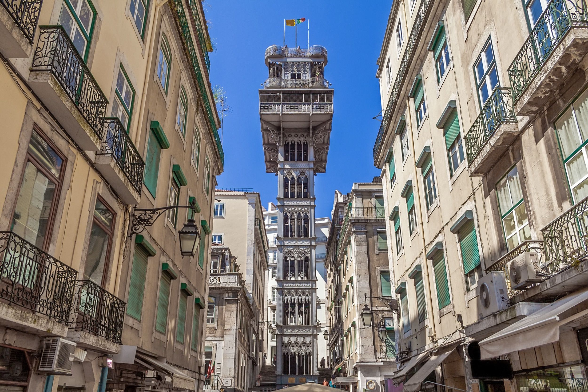Der historische Elevador de Santa Justa, ein gusseiserner Aufzug von 1902 in der Lissabonner Altstadt (Baixa Pombalina).