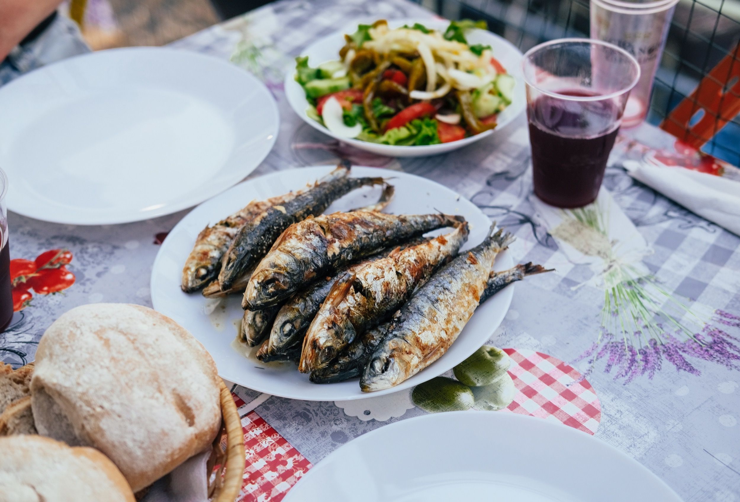 Traditionelle portugiesische Gegrillte Sardinen mit Brot und Salat beim Santos-Populares-Festival in Alfama.