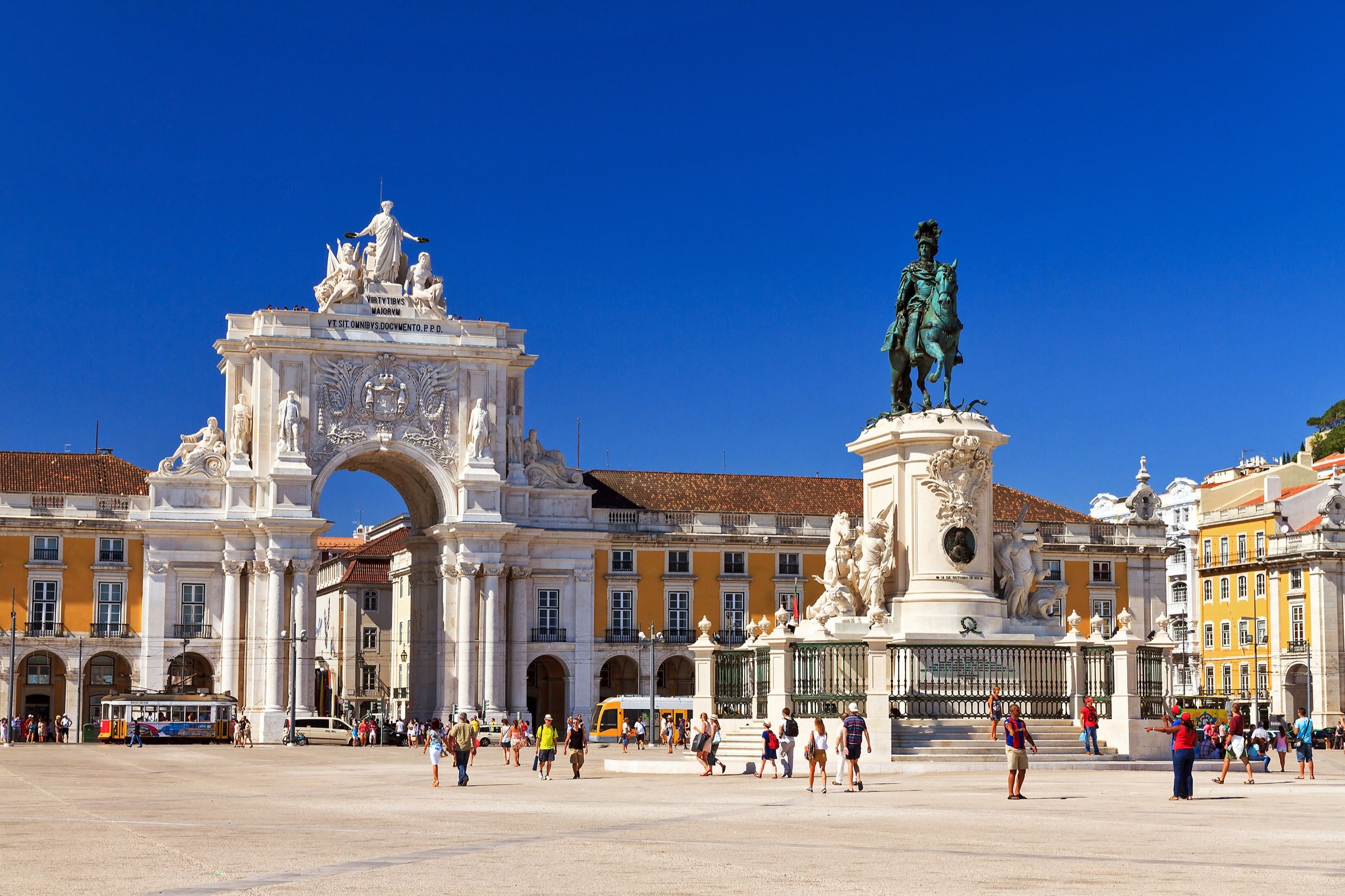 Reiterstatue von König José I. auf der Praça do Comércio mit klassischem Triumphbogen.