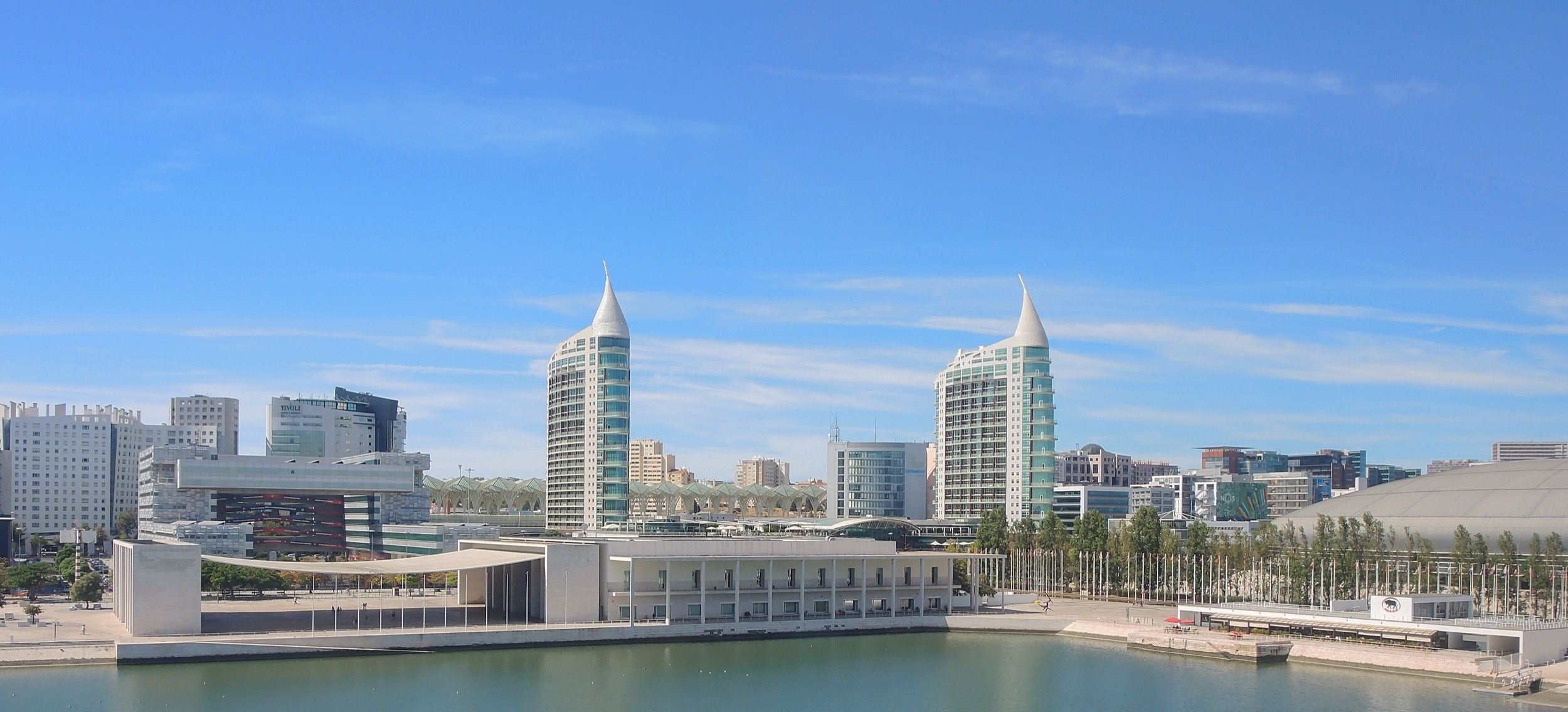 Moderne Skyline des Parque das Nações mit Vasco da Gama Zentrum und charakteristischen Türmen.