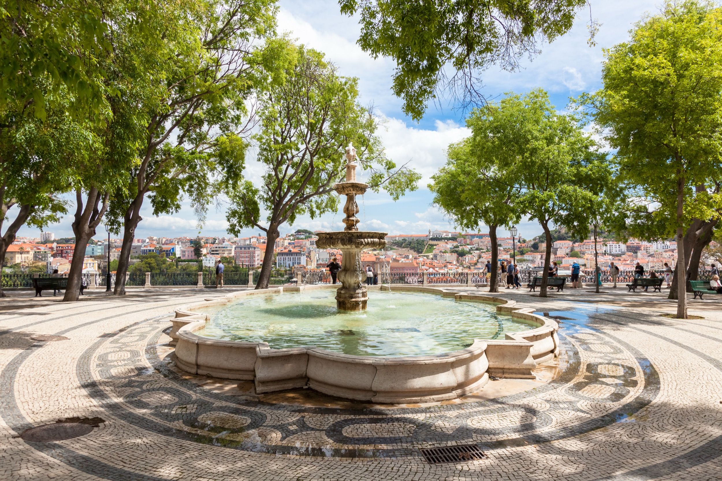 Brunnen auf dem Miradouro São Pedro de Alcântara mit Aussicht über die Altstadt und Alfama.