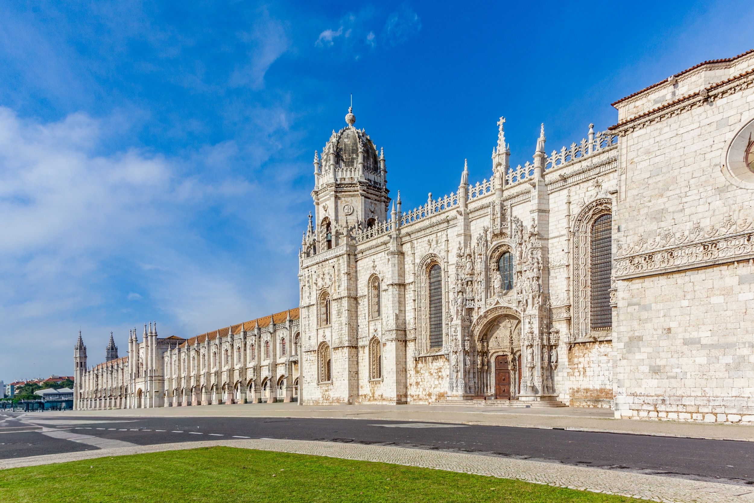 UNESCO-Welterbestätte in Belém: das prächtige Hieronymus-Kloster mit gotischer Fassade und kunstvollen Steinmetzarbeiten.
