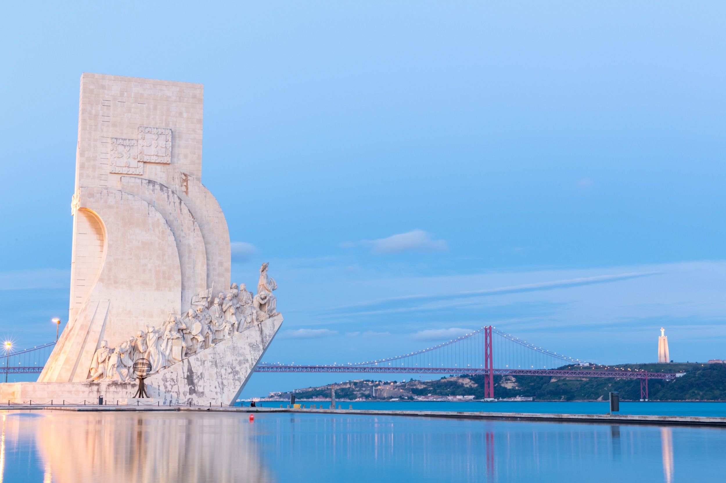 Monument der Entdeckungen in Belém mit Blick auf die Ponte 25 de Abril über den Tejo.