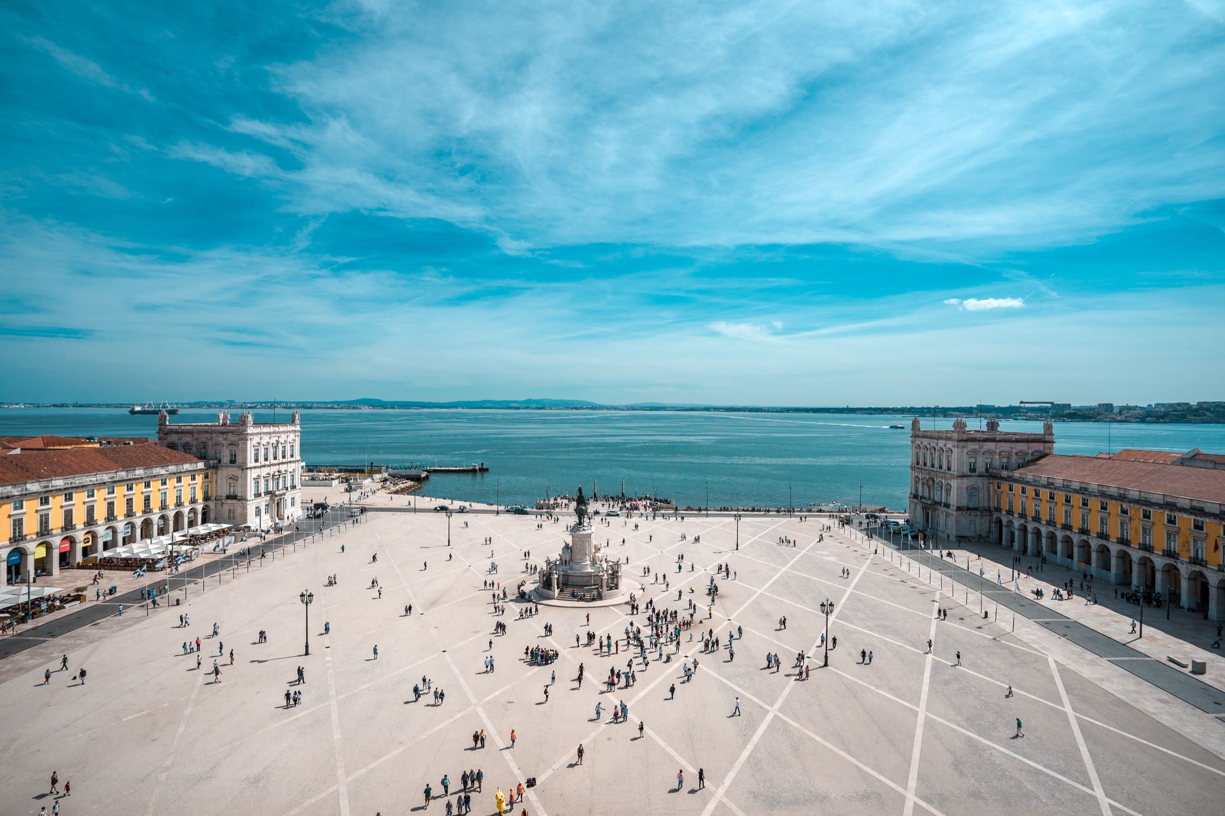 Der weitläufige Handelsplatz am Tejo mit klassischen Arkaden und Blick auf das Wasser, Lissabons größter Platz.