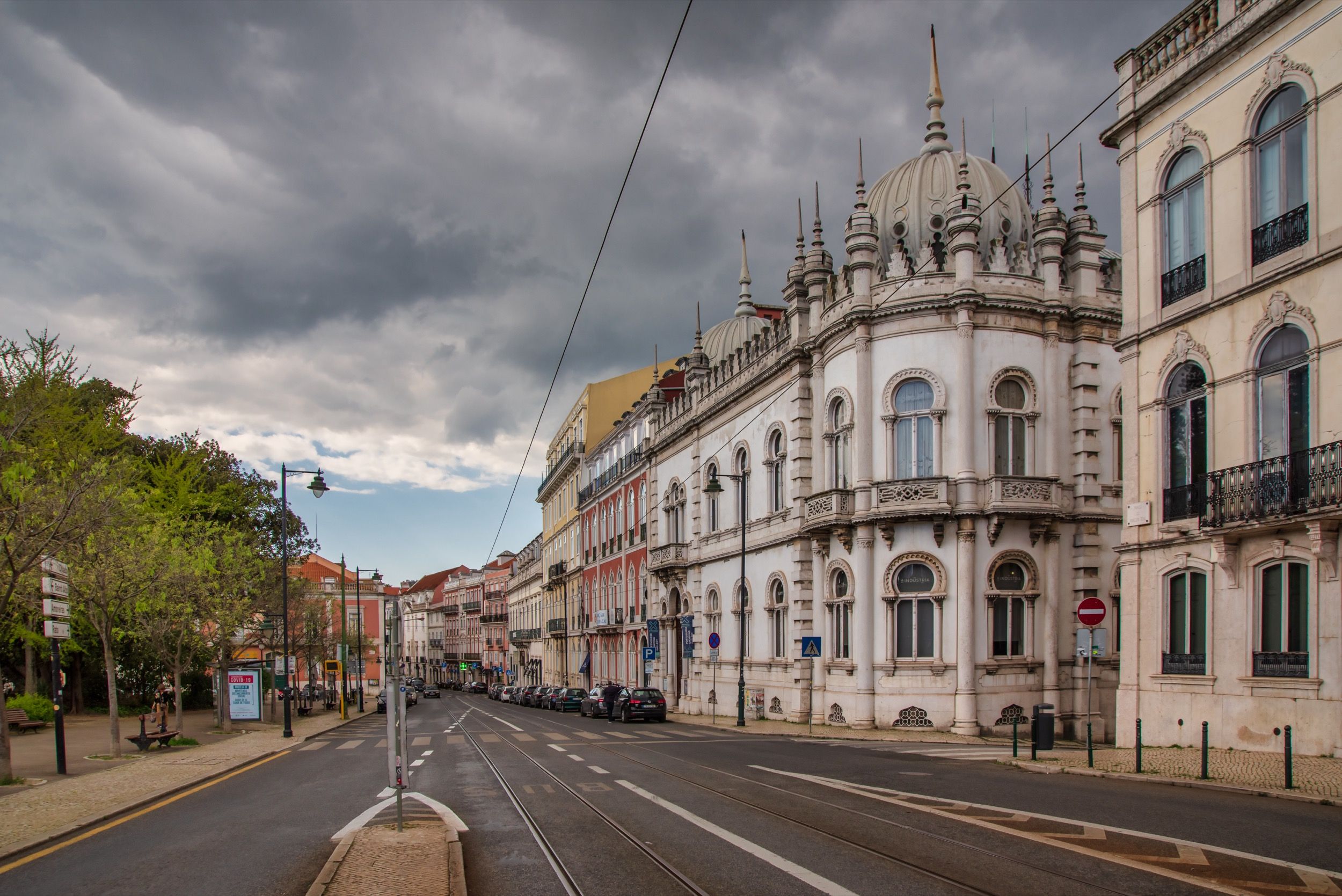 Straßenbahn auf der Avenida da Liberdade im eleganten Príncipe-Real-Viertel von Lissabon mit Jugendstil-Architektur.