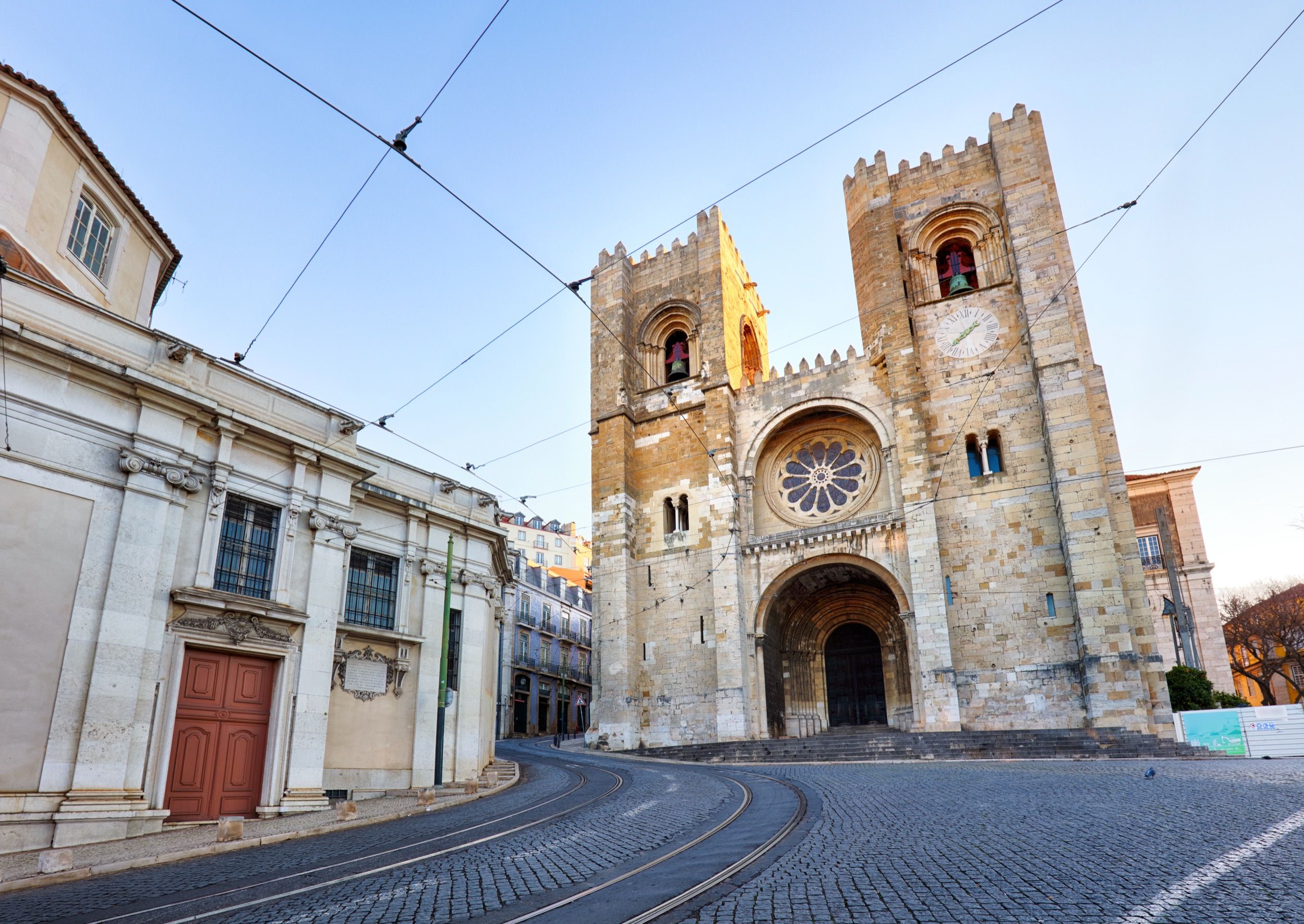 Die Kathedrale Sé de Lisboa mit ihren charakteristischen romanischen Türmen und Fassade im Zentrum Lissabons.