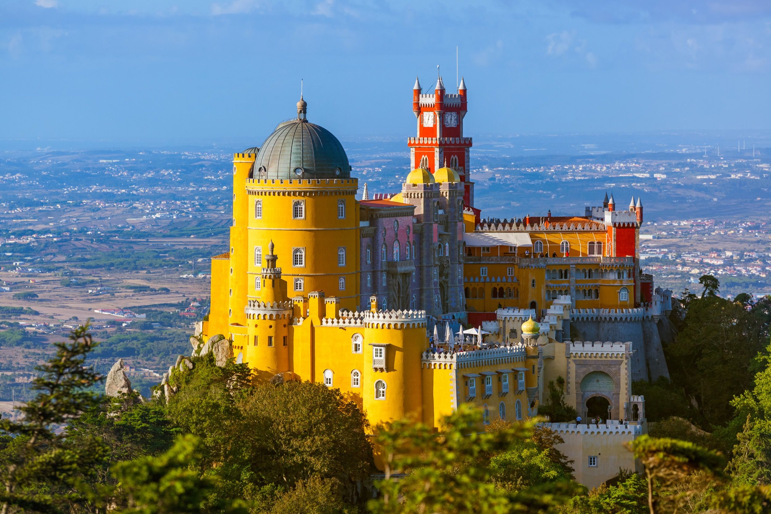 Leuchtturm am westlichsten Punkt Europas, Cabo da Roca bei Sintra, mit Steilküste und Atlantik.
