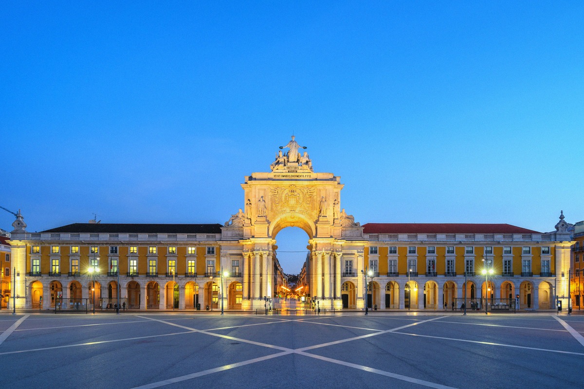 The illuminated Arco da Rua Augusta on Praça do Comércio at the blue hour