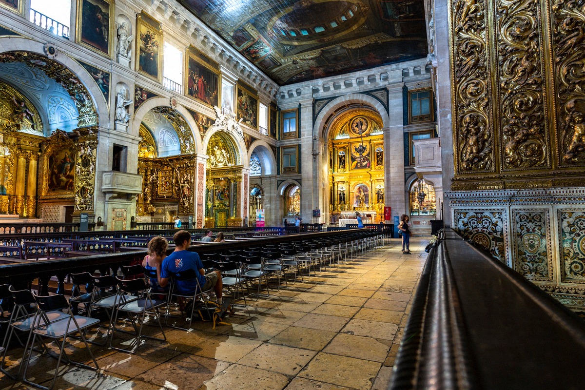 The sumptuous interior of the Igreja de São Roque with its gilded chapels